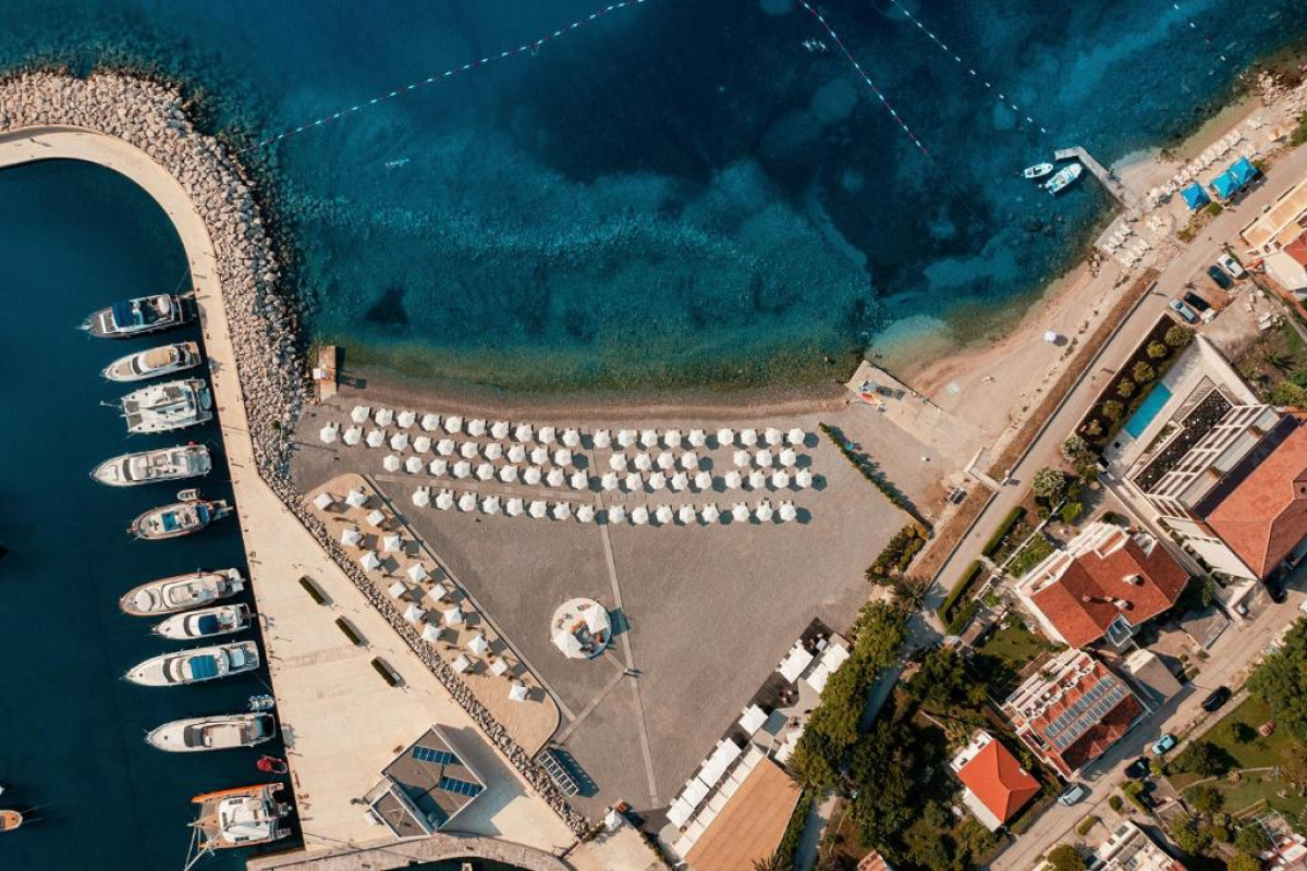 Lazure Hotel & Marina
