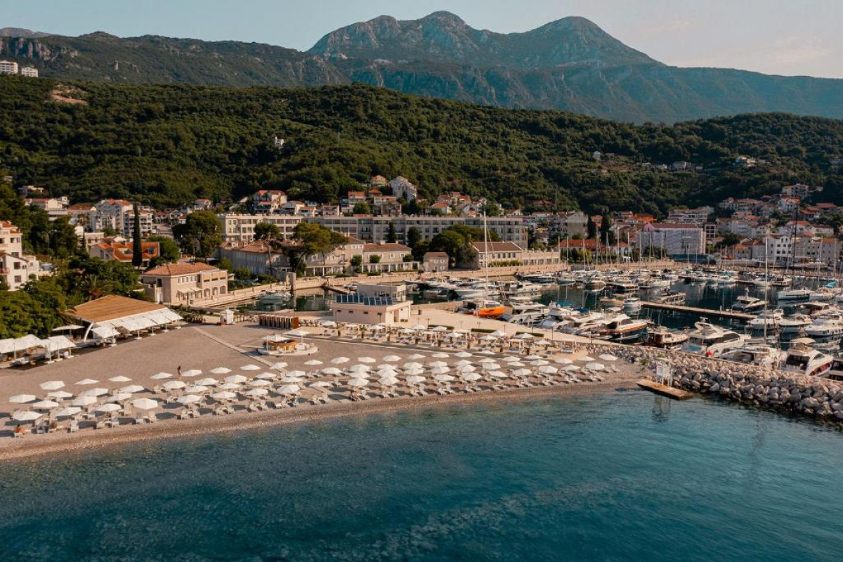 Lazure Hotel & Marina