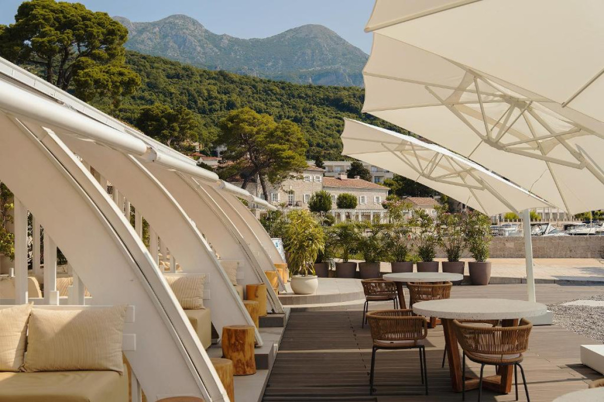 Lazure Hotel & Marina