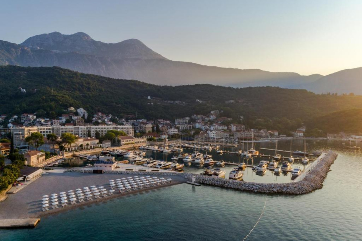 Lazure Hotel & Marina