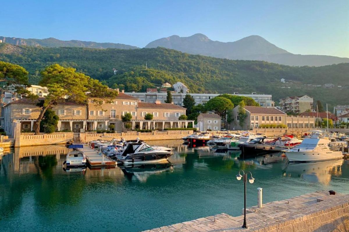 Lazure Hotel & Marina