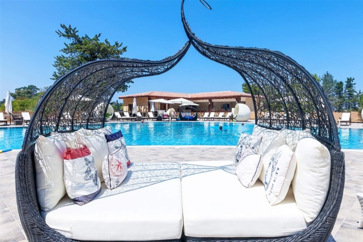 LE CHATEAU LAMBOUSA HOTEL