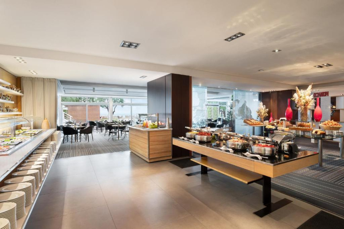 Le Meridien Beach Plaza