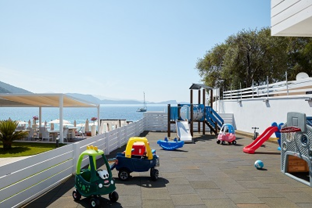 LICHNOS BEACH HOTEL  SUITES
