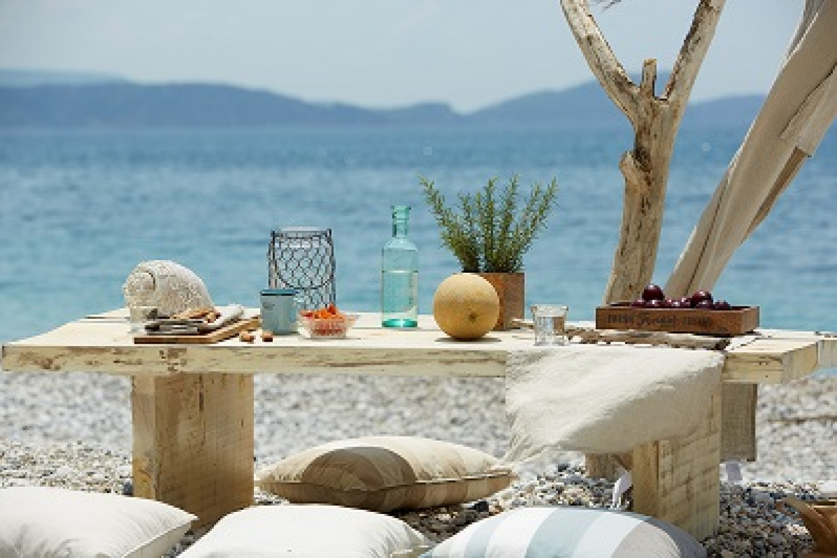 LICHNOS BEACH HOTEL  SUITES