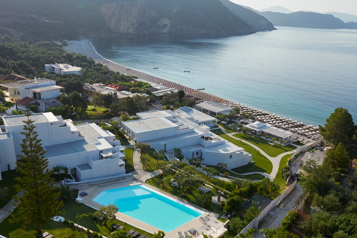 LICHNOS BEACH HOTEL  SUITES