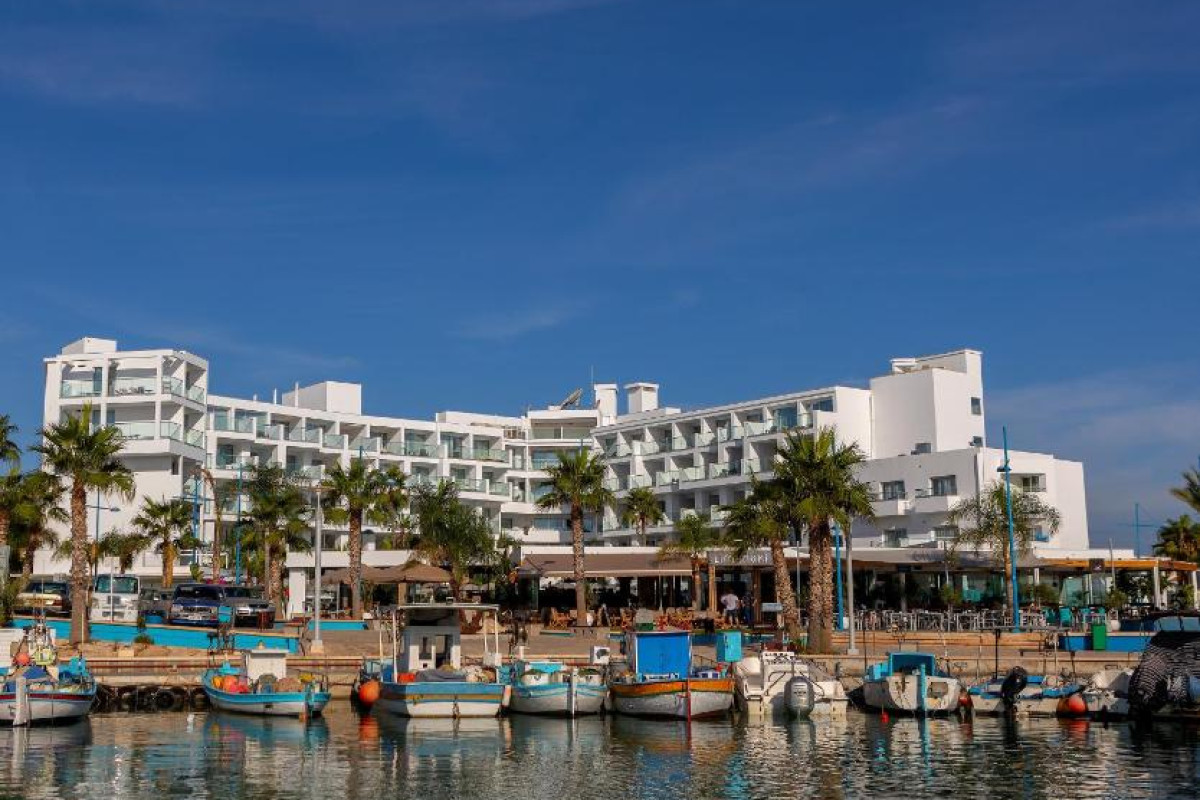 Limanaki Beach Hotel & Suites