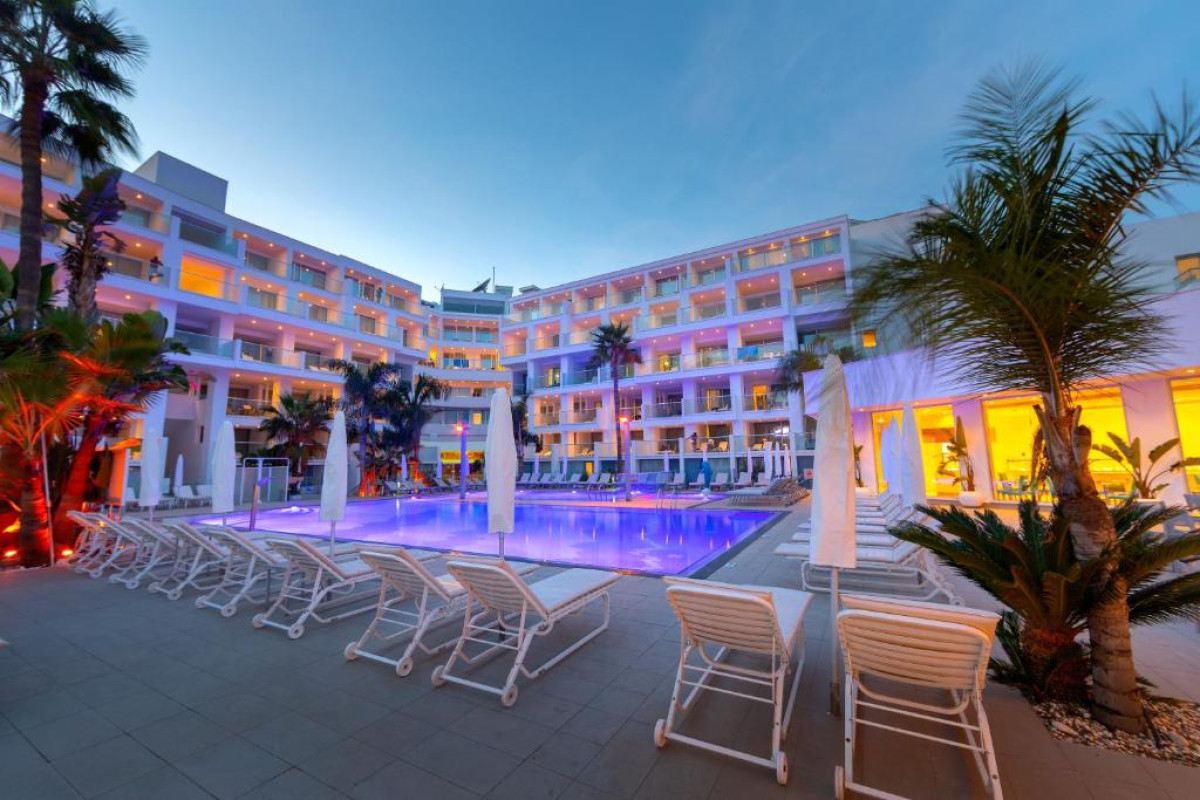 Limanaki Beach Hotel & Suites