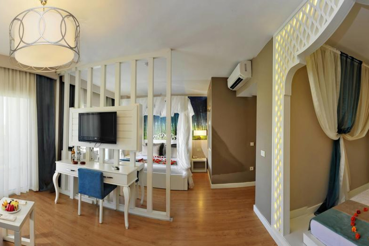 LRS LAKE RIVER SIDE HOTEL & SPA