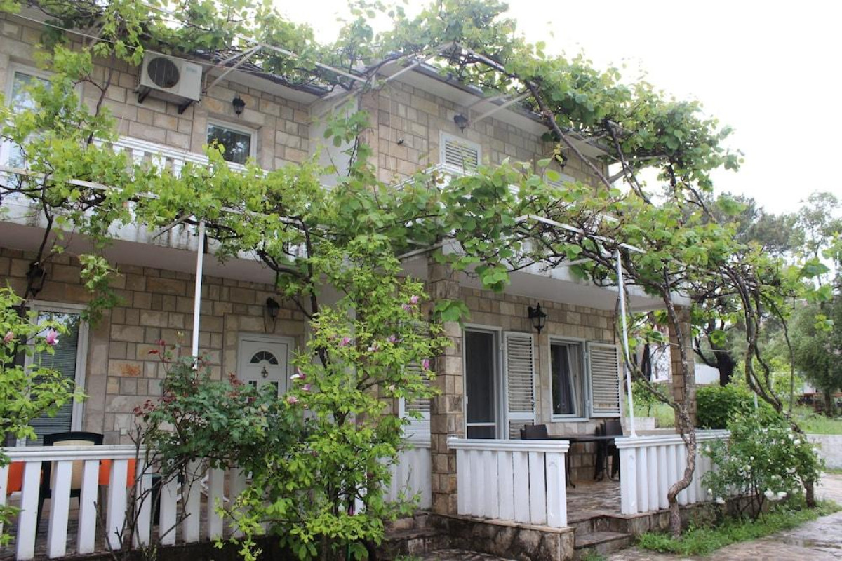 Maki Apartments