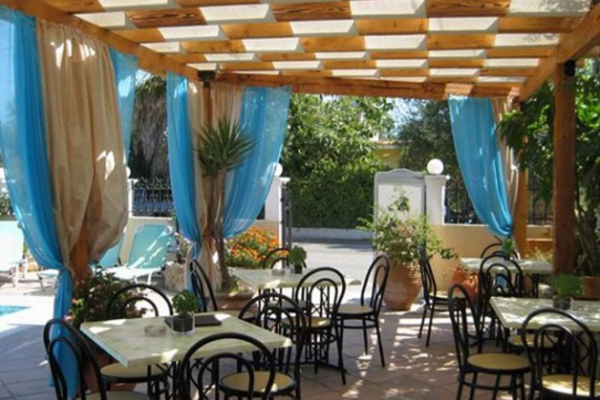 MAKIS STUDIOS AND APARTMENTS