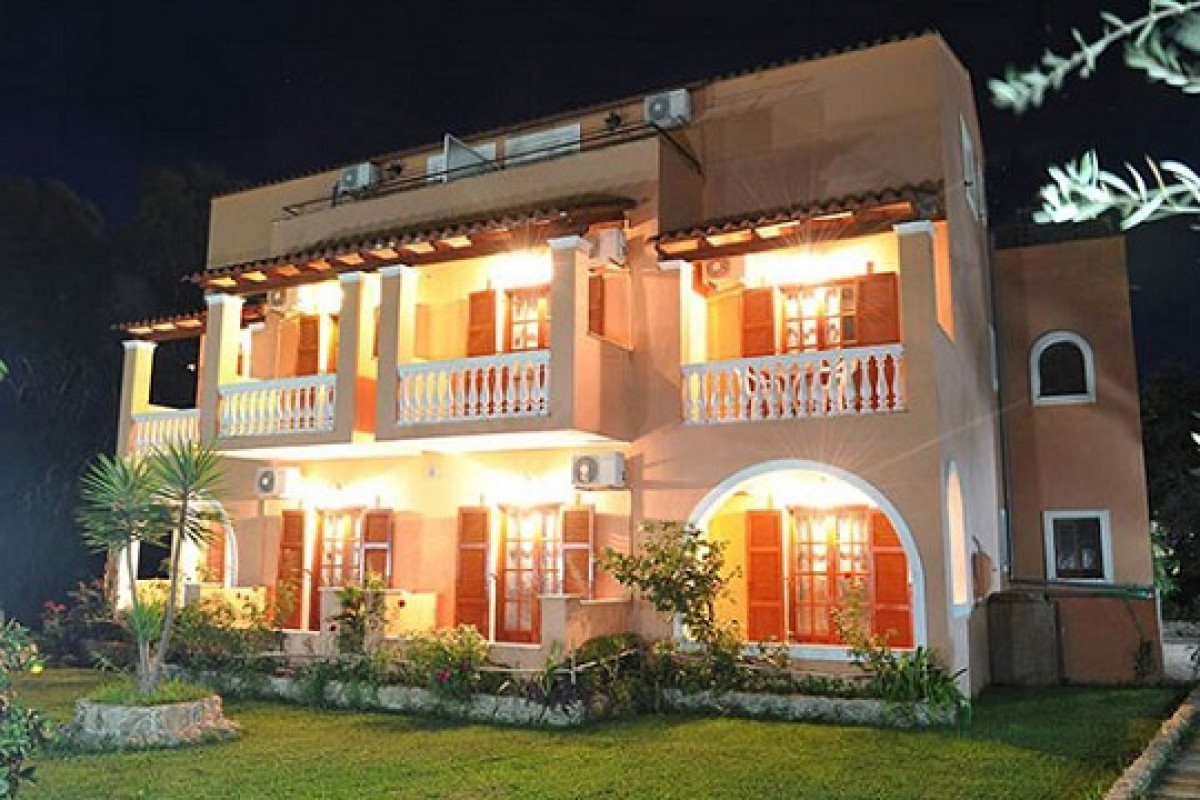 MAKIS STUDIOS AND APARTMENTS