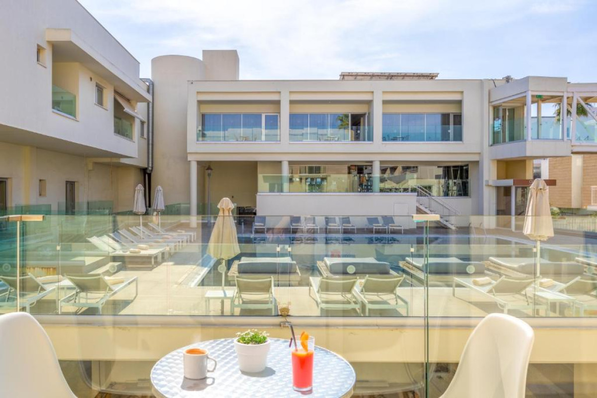 Melpo Antia Hotel & Suites