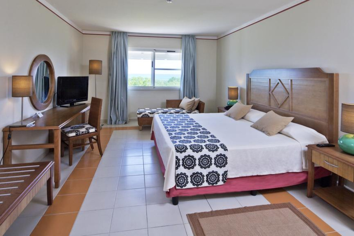 Memories Flamenco Beach Resort