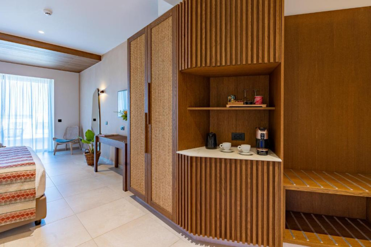 MINOS AMBASSADOR ALL SUITES & SPA Adults only 16+