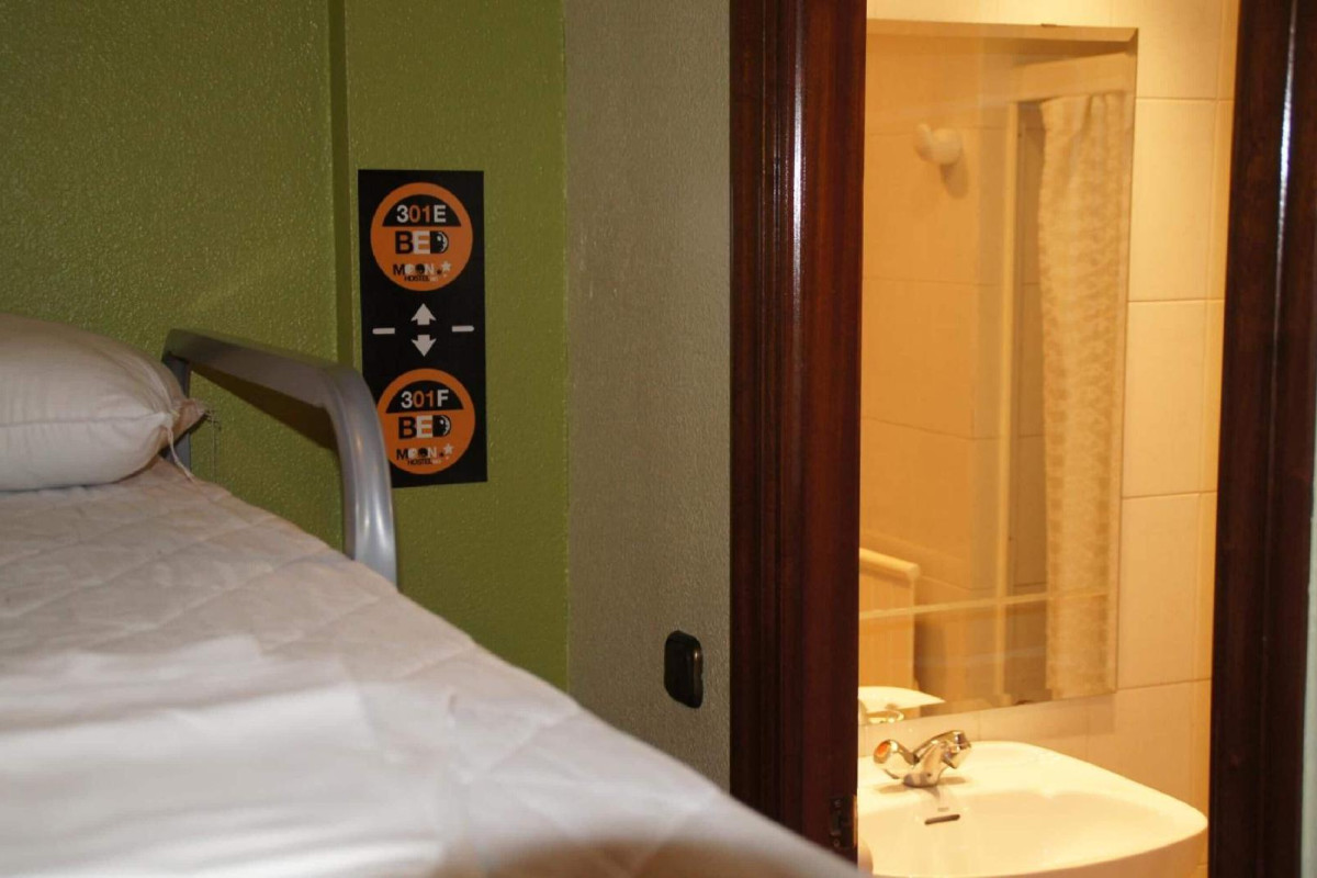 MOON HOSTEL BIO