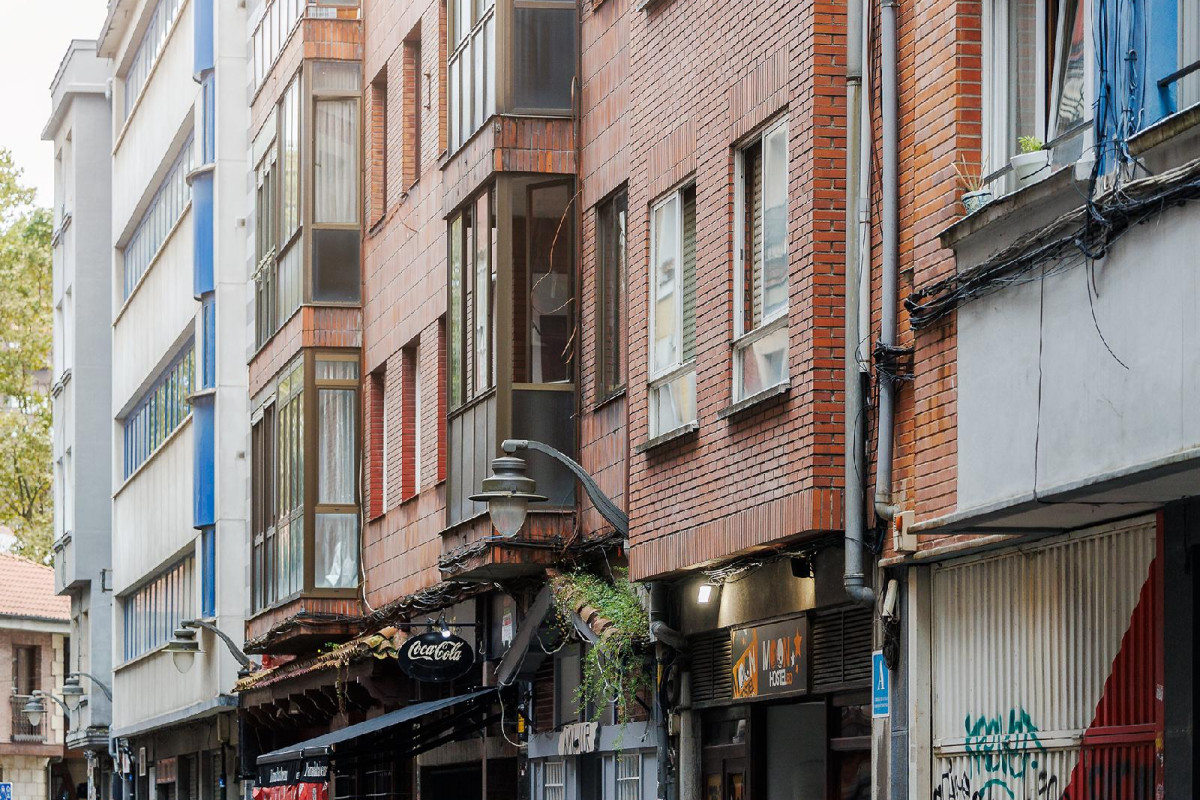 MOON HOSTEL BIO
