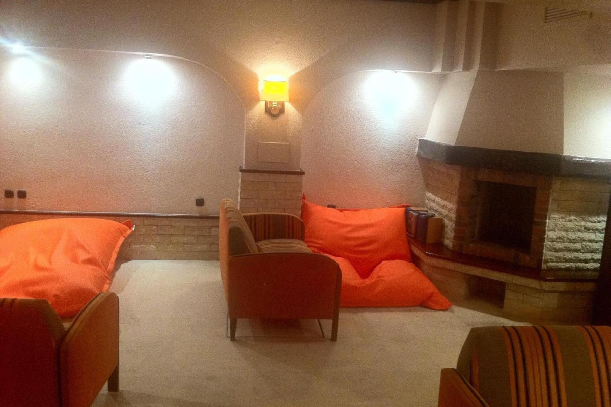 MOON HOSTEL BIO