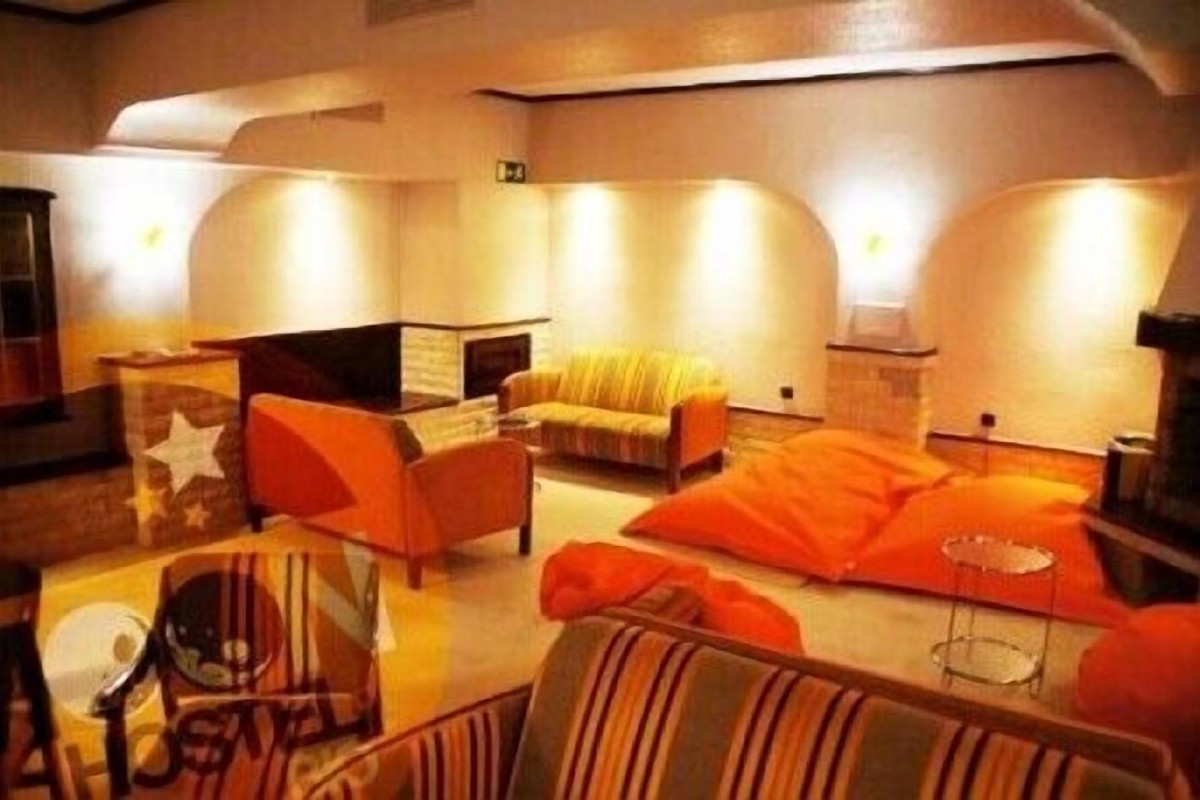 MOON HOSTEL BIO