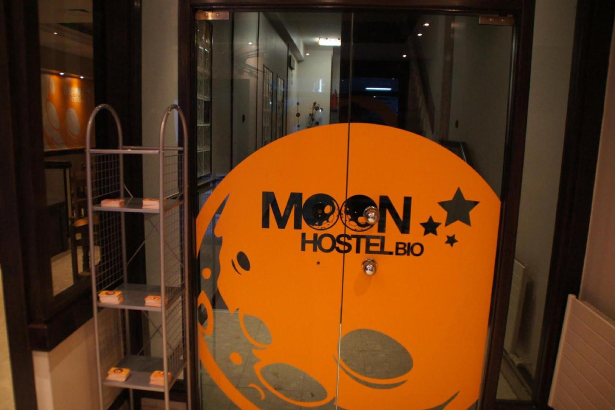 MOON HOSTEL BIO