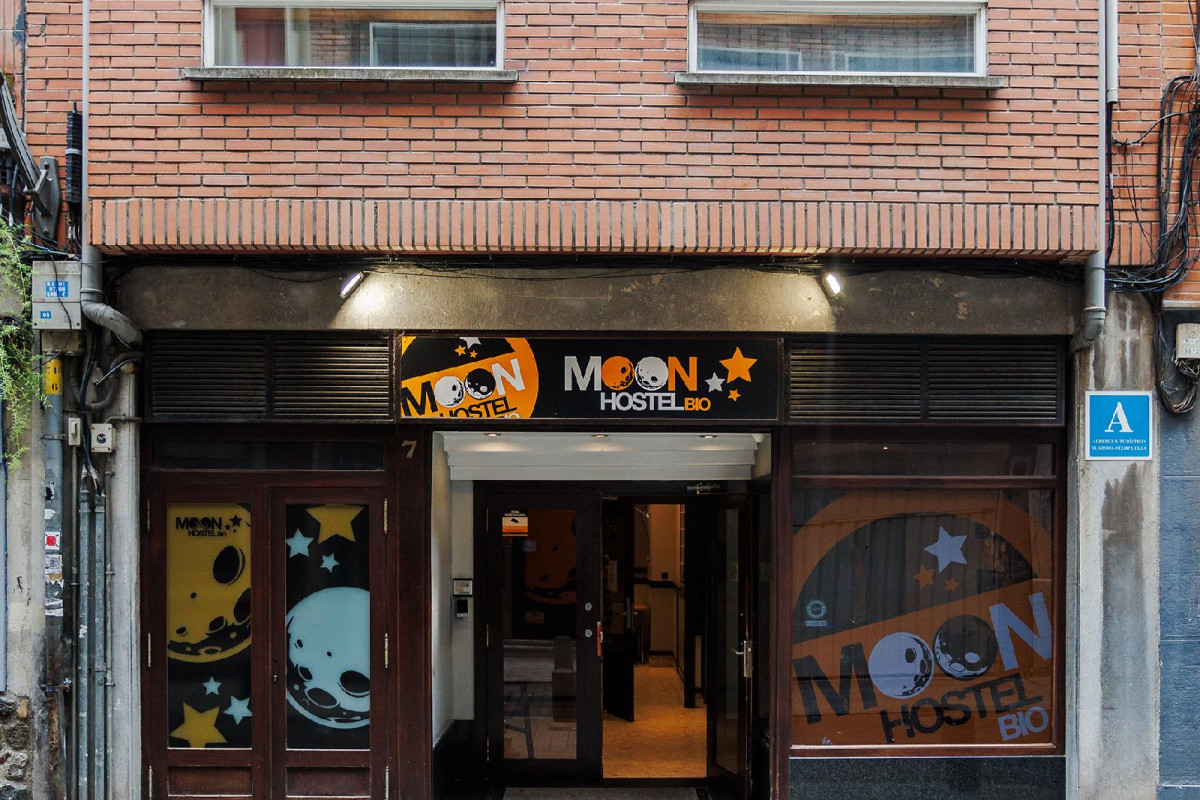 MOON HOSTEL BIO
