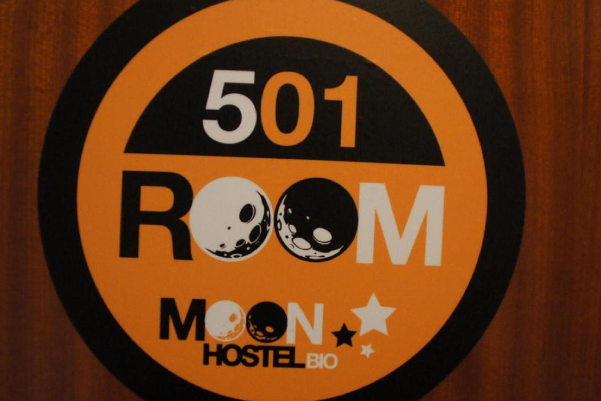 MOON HOSTEL BIO