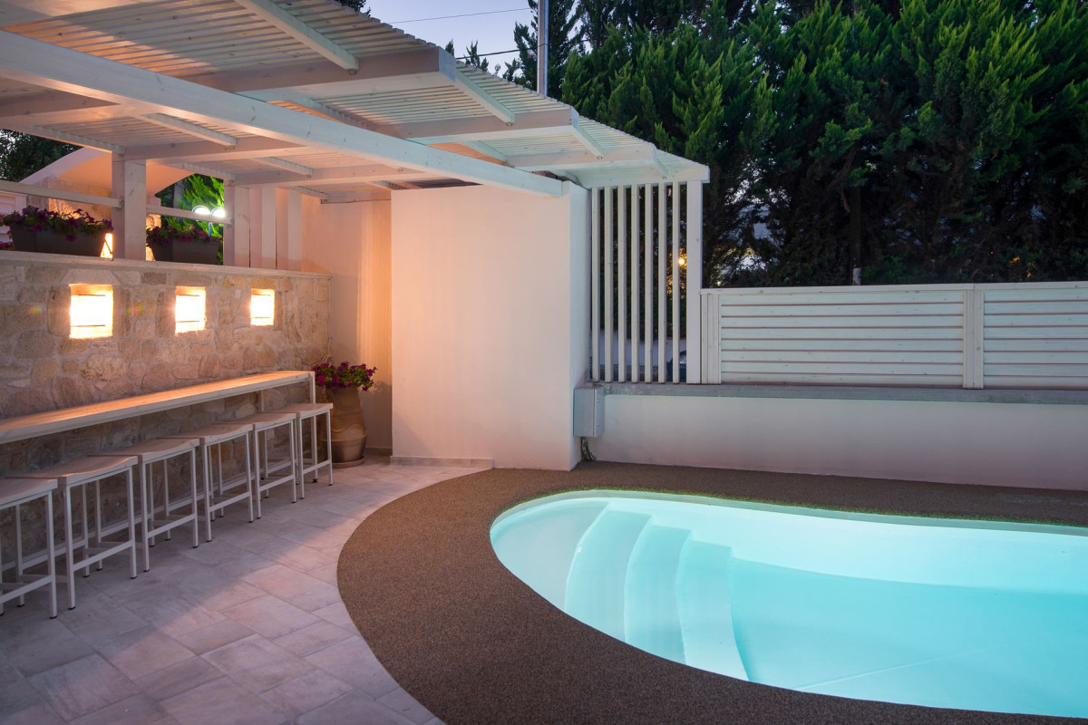 Neikos Luxury Suites