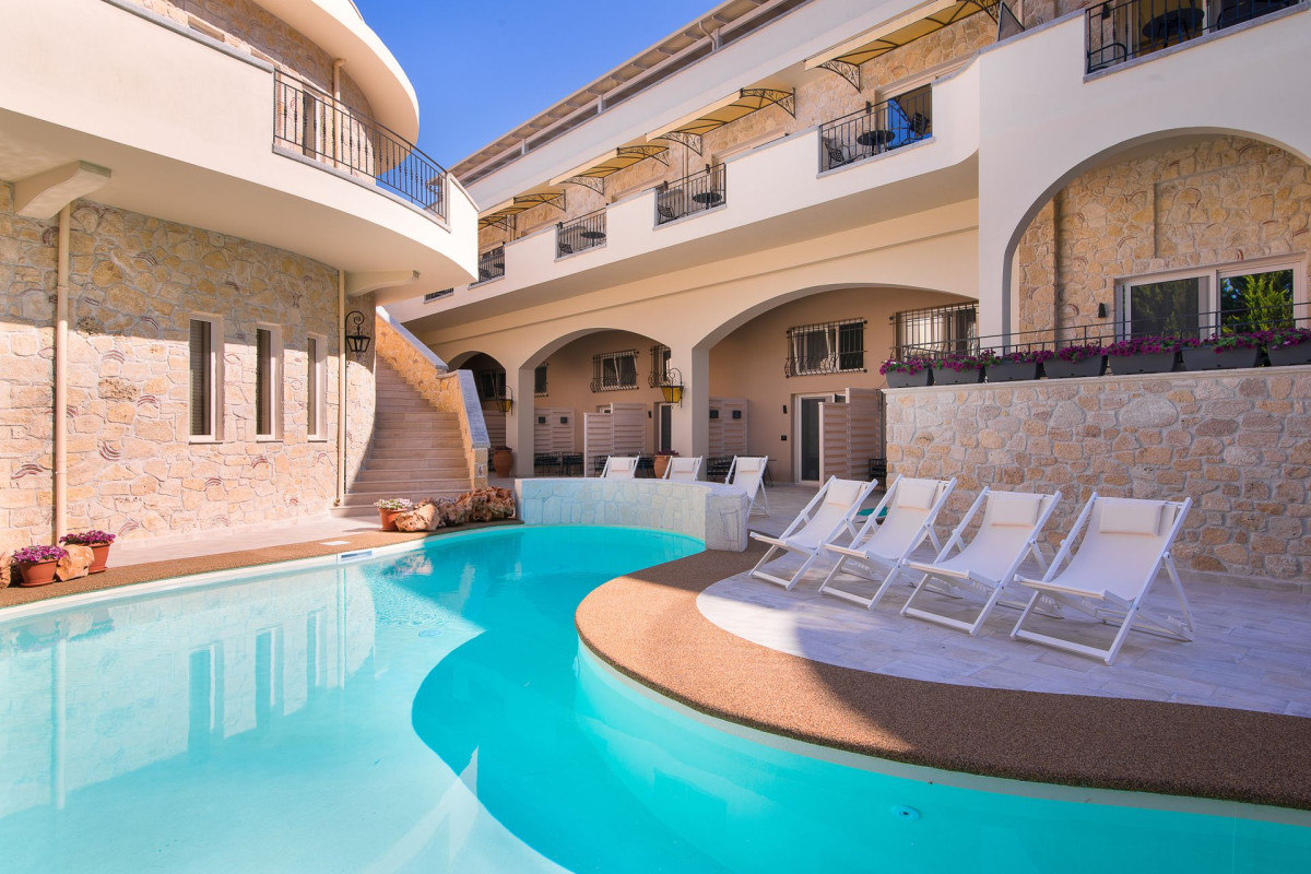Neikos Luxury Suites