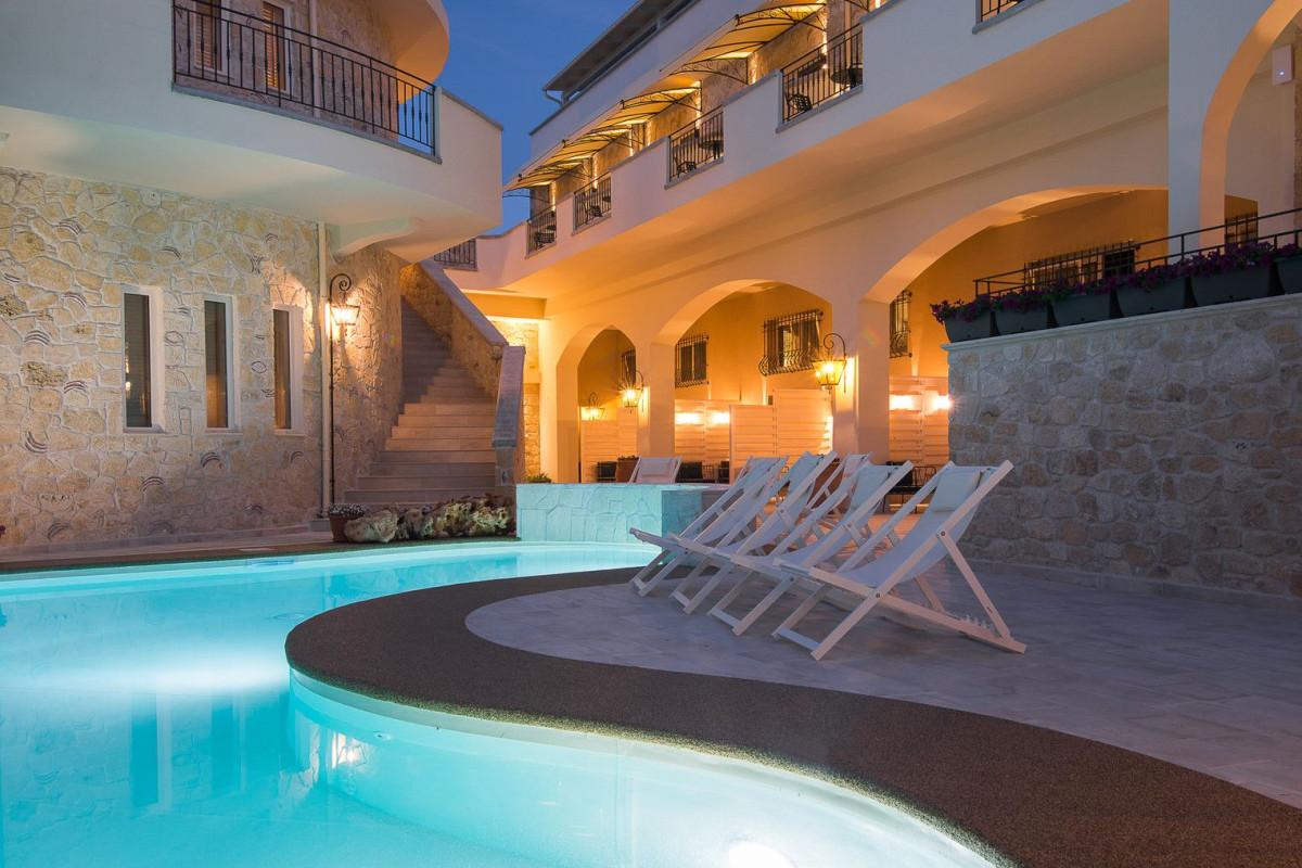 Neikos Luxury Suites