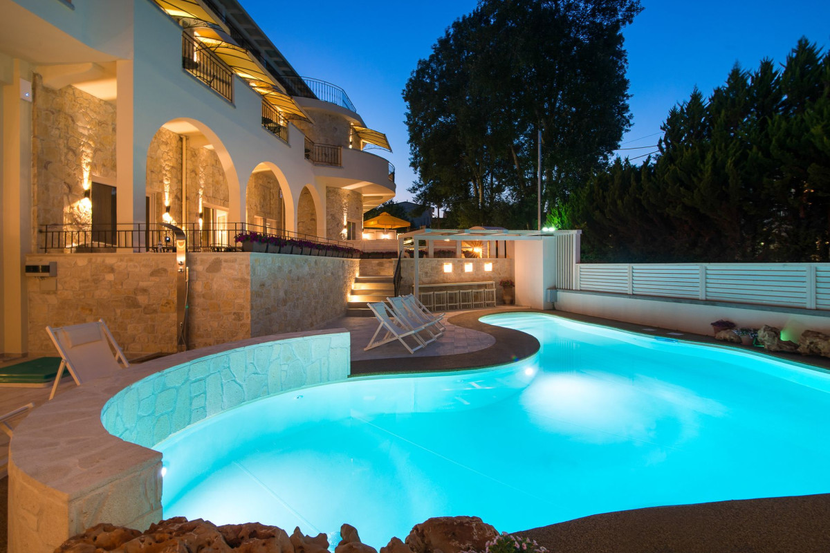 Neikos Luxury Suites