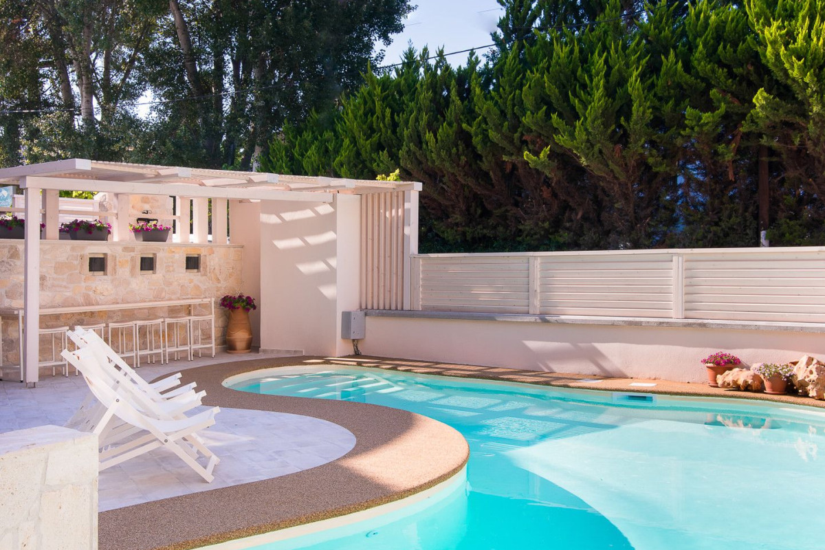 Neikos Luxury Suites