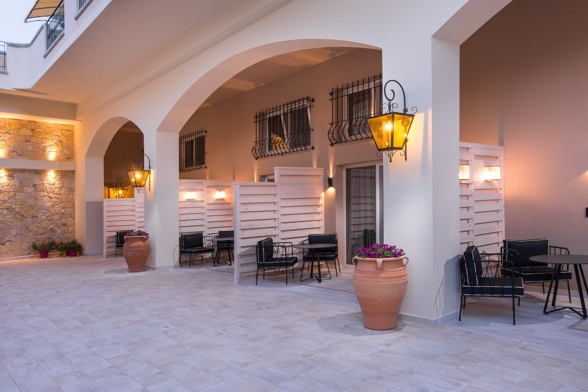Neikos Luxury Suites