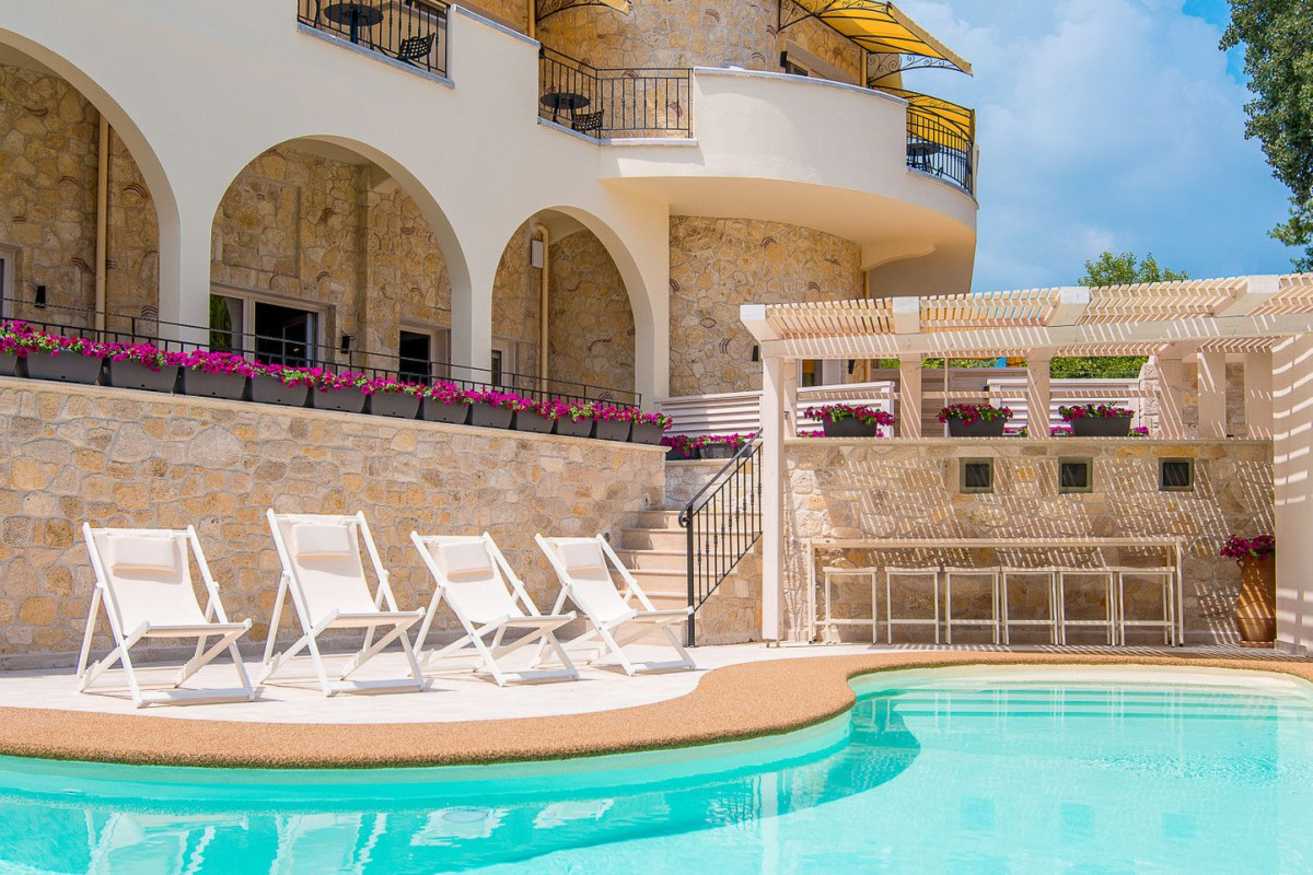 Neikos Luxury Suites