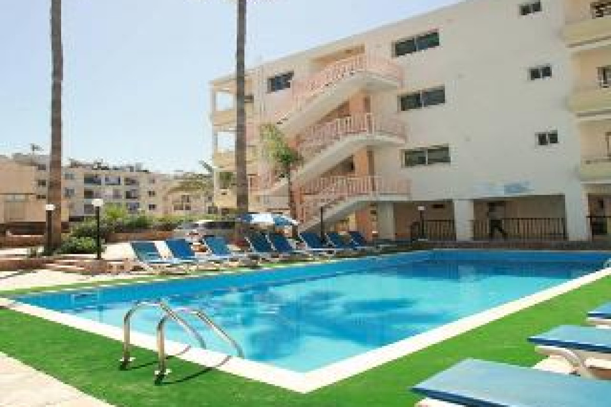 NEW YORK PLAZA HOTEL APARTMENTS