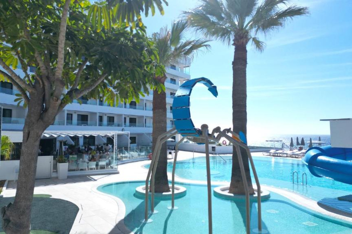 Ona Pearly Grey Hotel