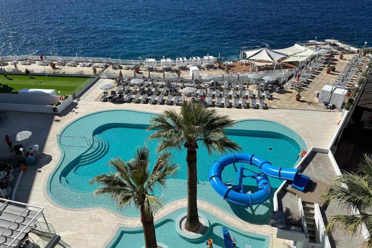 Ona Pearly Grey Hotel