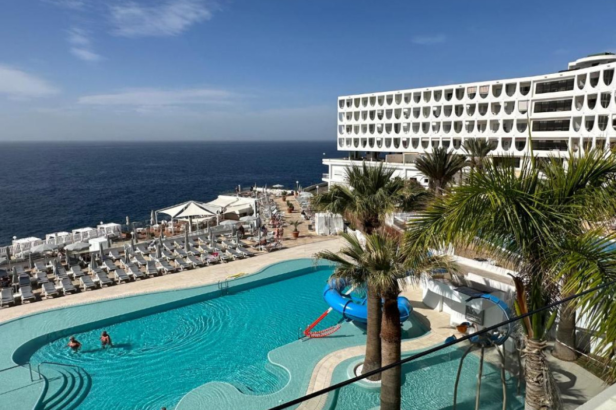 Ona Pearly Grey Hotel