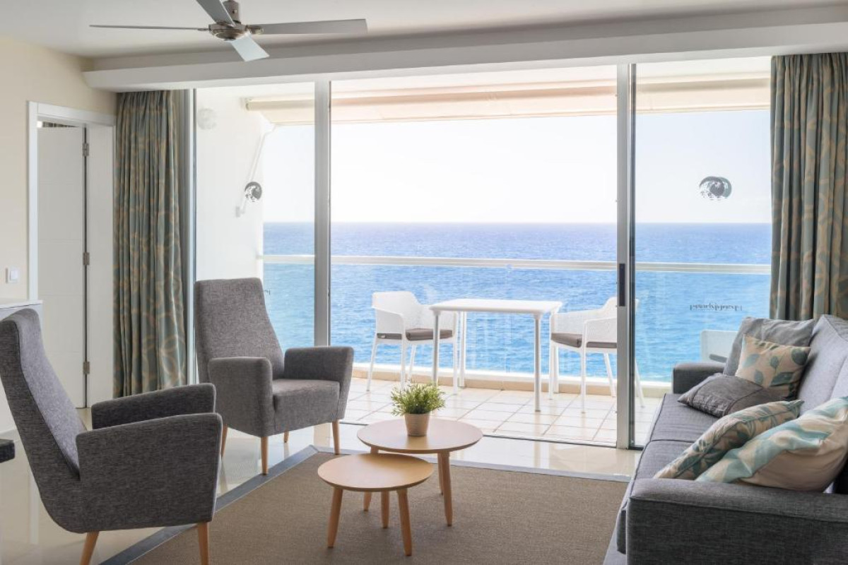 Ona Pearly Grey Hotel
