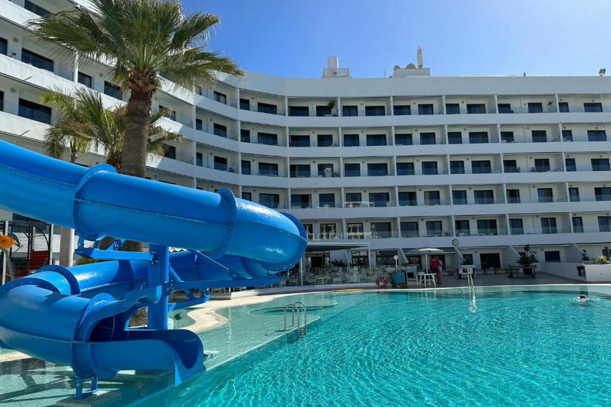 Ona Pearly Grey Hotel