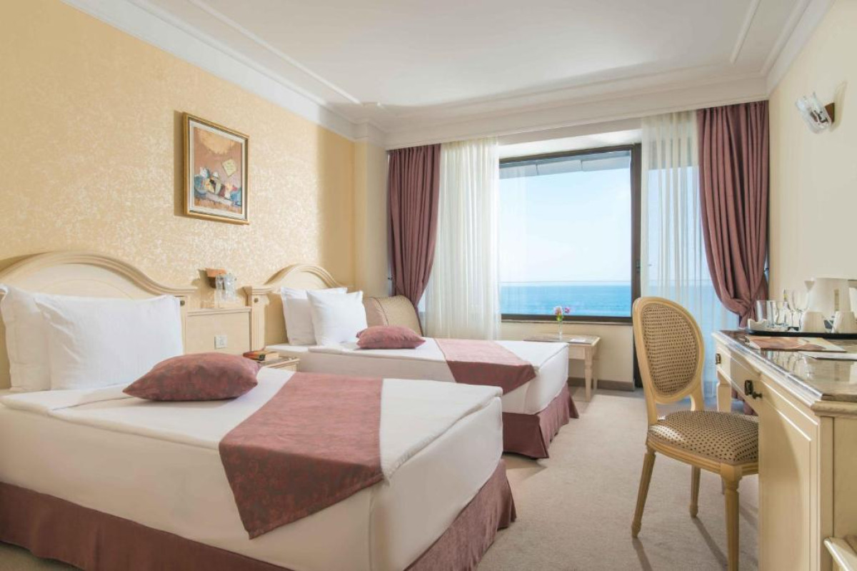 PALACE HOTEL SUNNY DAY