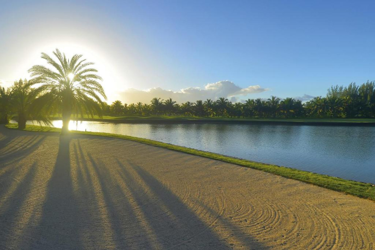 Paradis Beachcomber Golf Resort and Spa