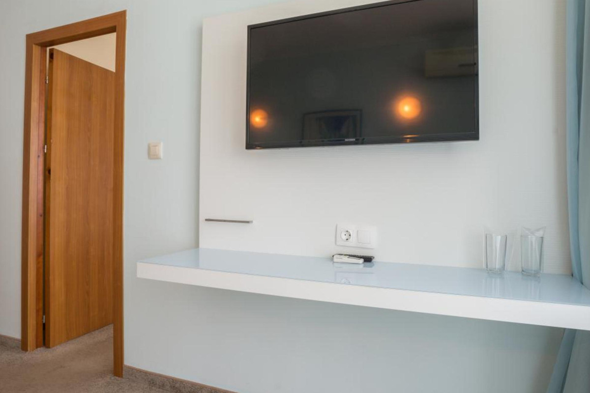 PERLA BEACH HOTEL III