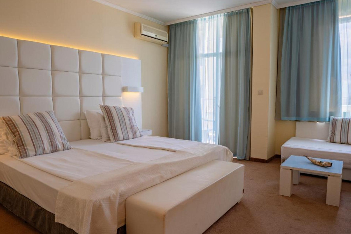 PERLA BEACH HOTEL III
