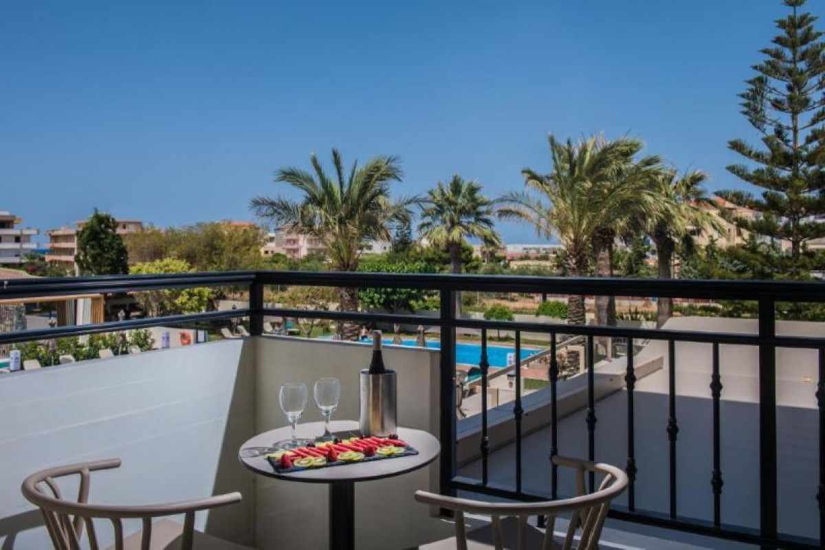 PETOUSIS HOTEL & SUITES