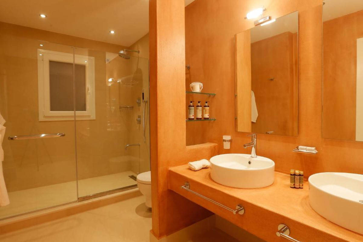 PICTURES SUITES