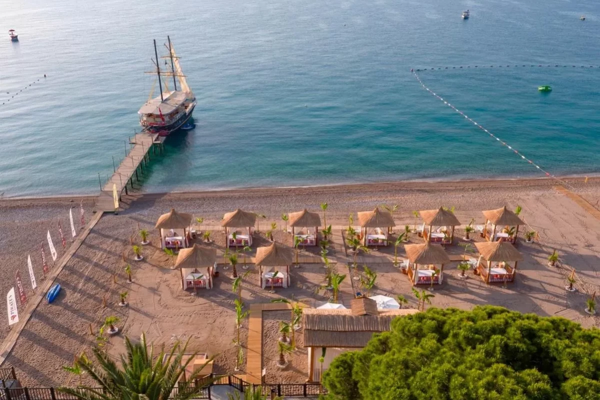 PIRATE'S BEACH CLUB