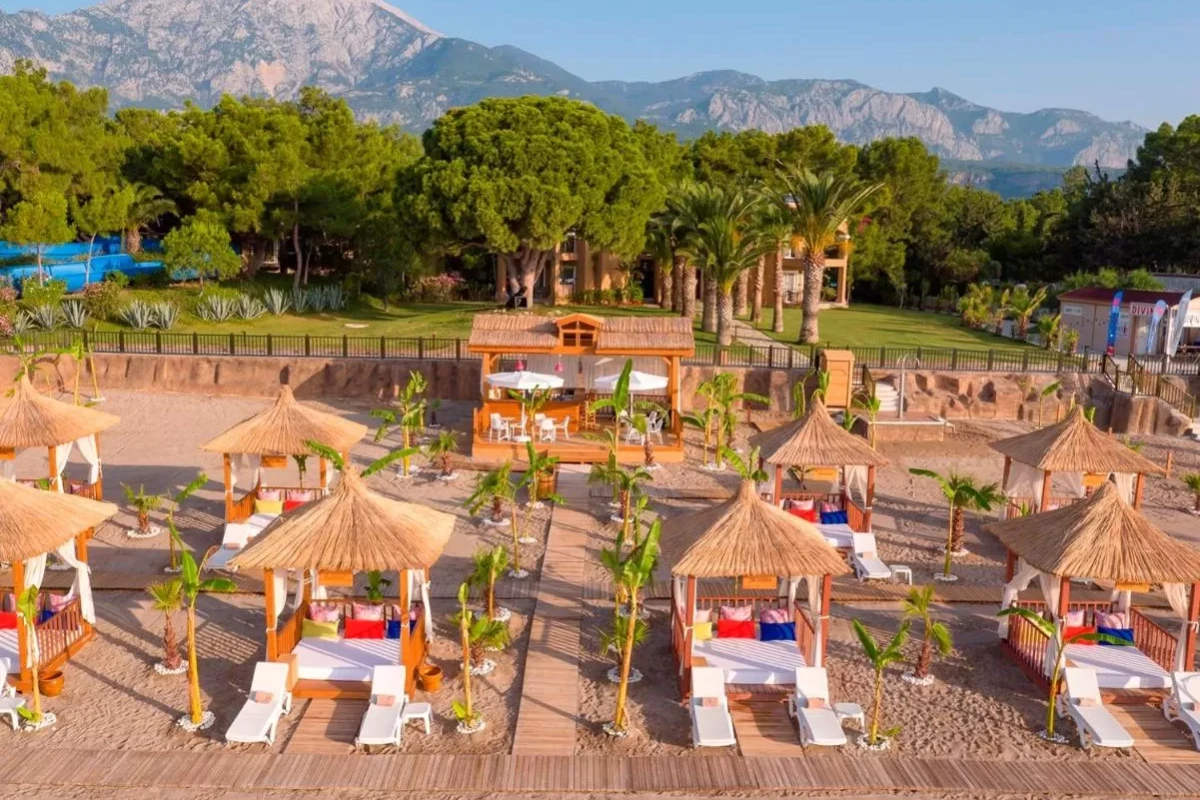 PIRATE'S BEACH CLUB