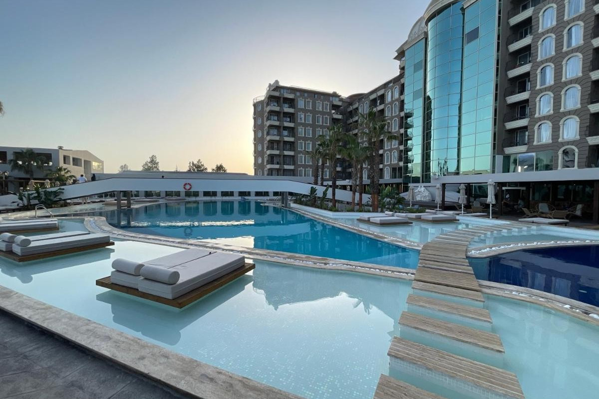 Laur Hotels
