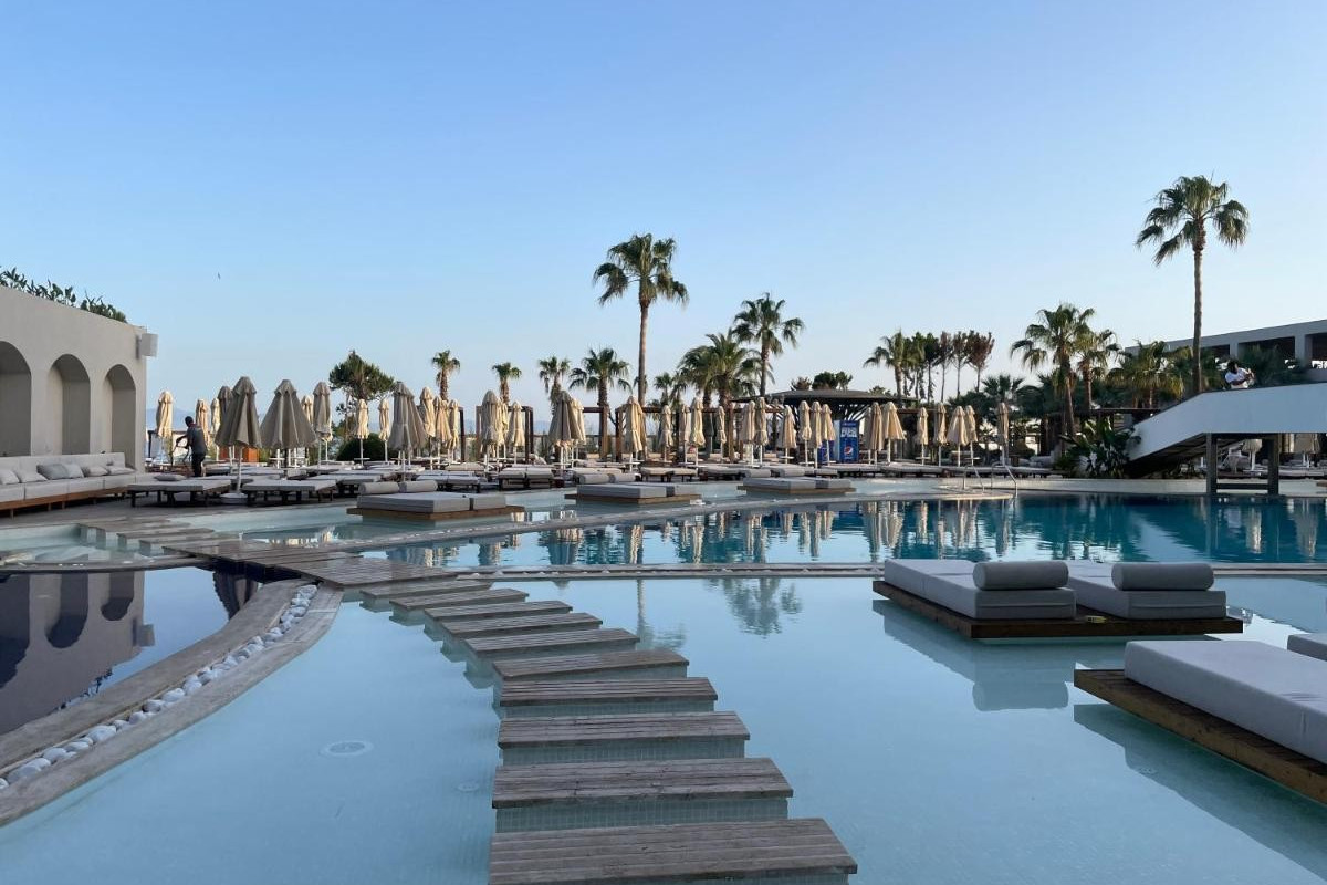 Laur Hotels