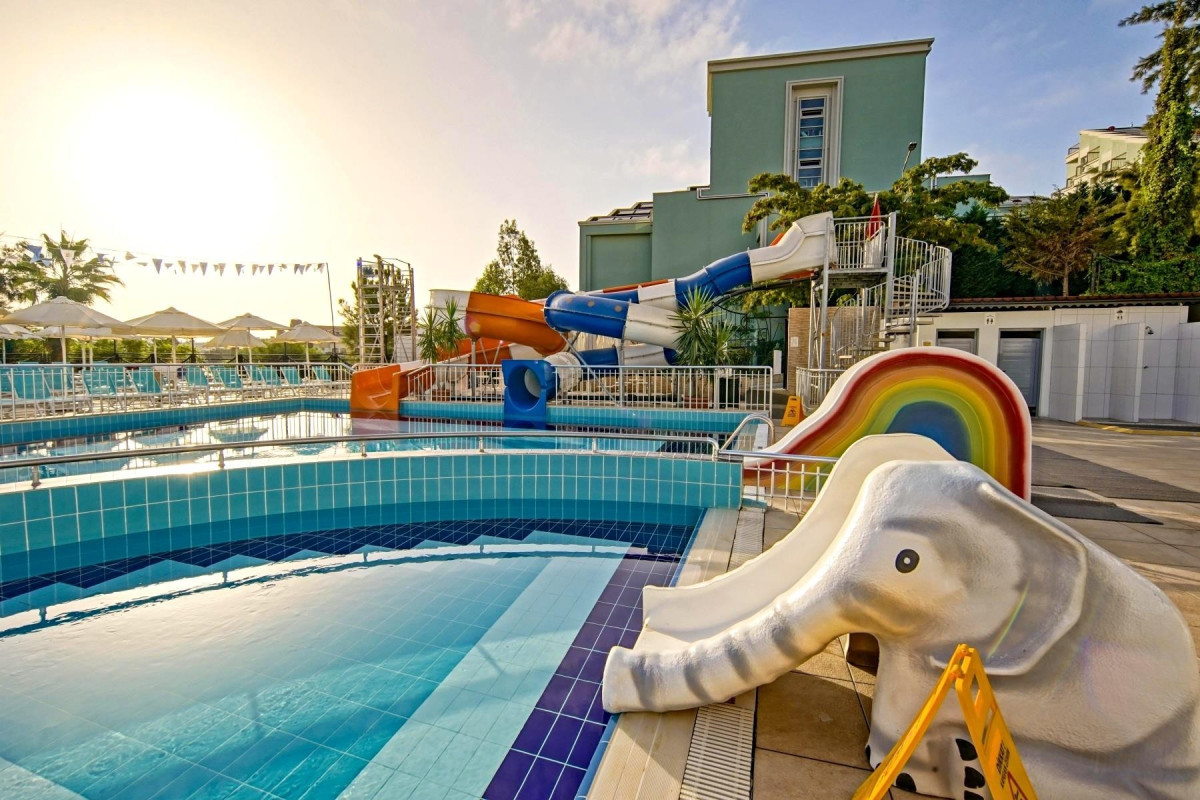 Side Aluna Hotel